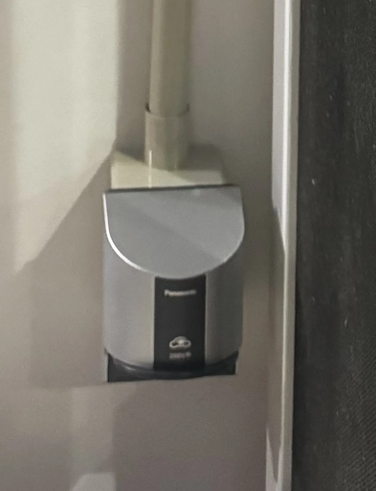 受入体制は万全！…と思ったら、まさかのコレを忘れてました😅
電気工事もしていただき、今度こそ本当に準備完了…のはず。
これで準備内容から、入庫する車種もなんとなく匂ってきますよね？
……いや、もう忘れ物ないですよね？
だんだん自信がなくなってきました（笑）