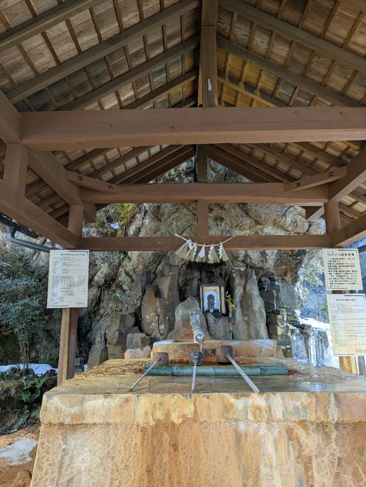 温泉水の水汲み場
飲泉ができるのだが、そのまま飲むとバツゲームの様な味
でもね
この水で料理作ると凄く美味しくなるの
湯豆腐は劇的に美味しくなる