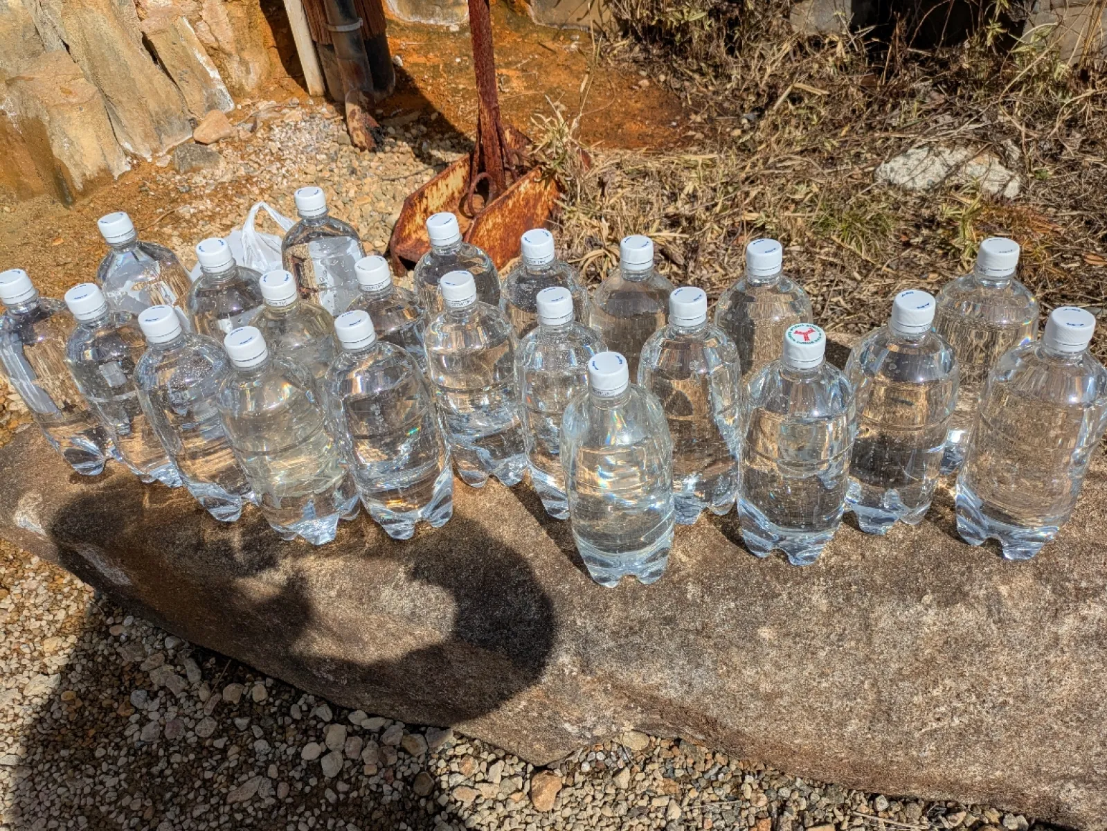 汲んだ直後は透明だけどだんだん鉄分が酸化して茶色くなっていく
ありったけの炭酸のペットボトルに汲んでお持ち帰り
ちなみにこの水でご飯炊いたら緑色のご飯になった
近くにいったら是非汲んで帰ってみてください