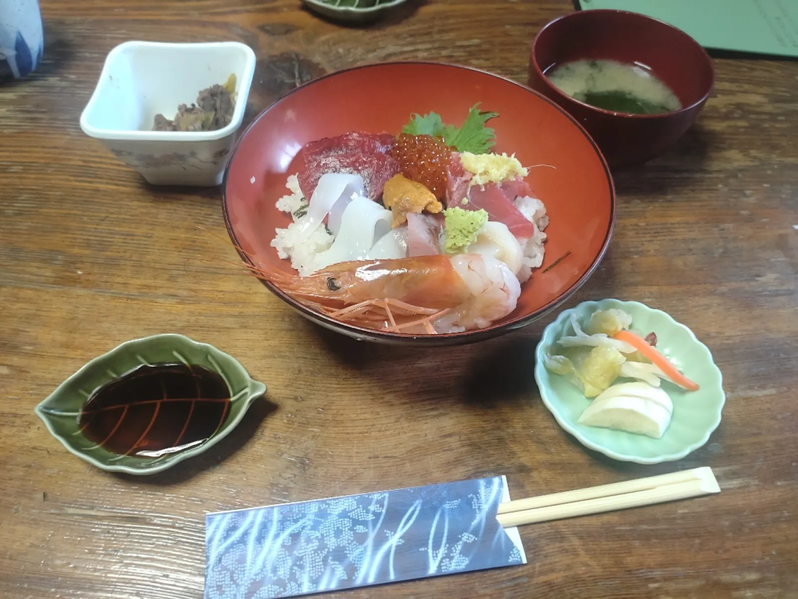 安房小湊あたりの店で提供しているおらが丼。安房小湊駅近くの食事処なかむらは、人気店です。