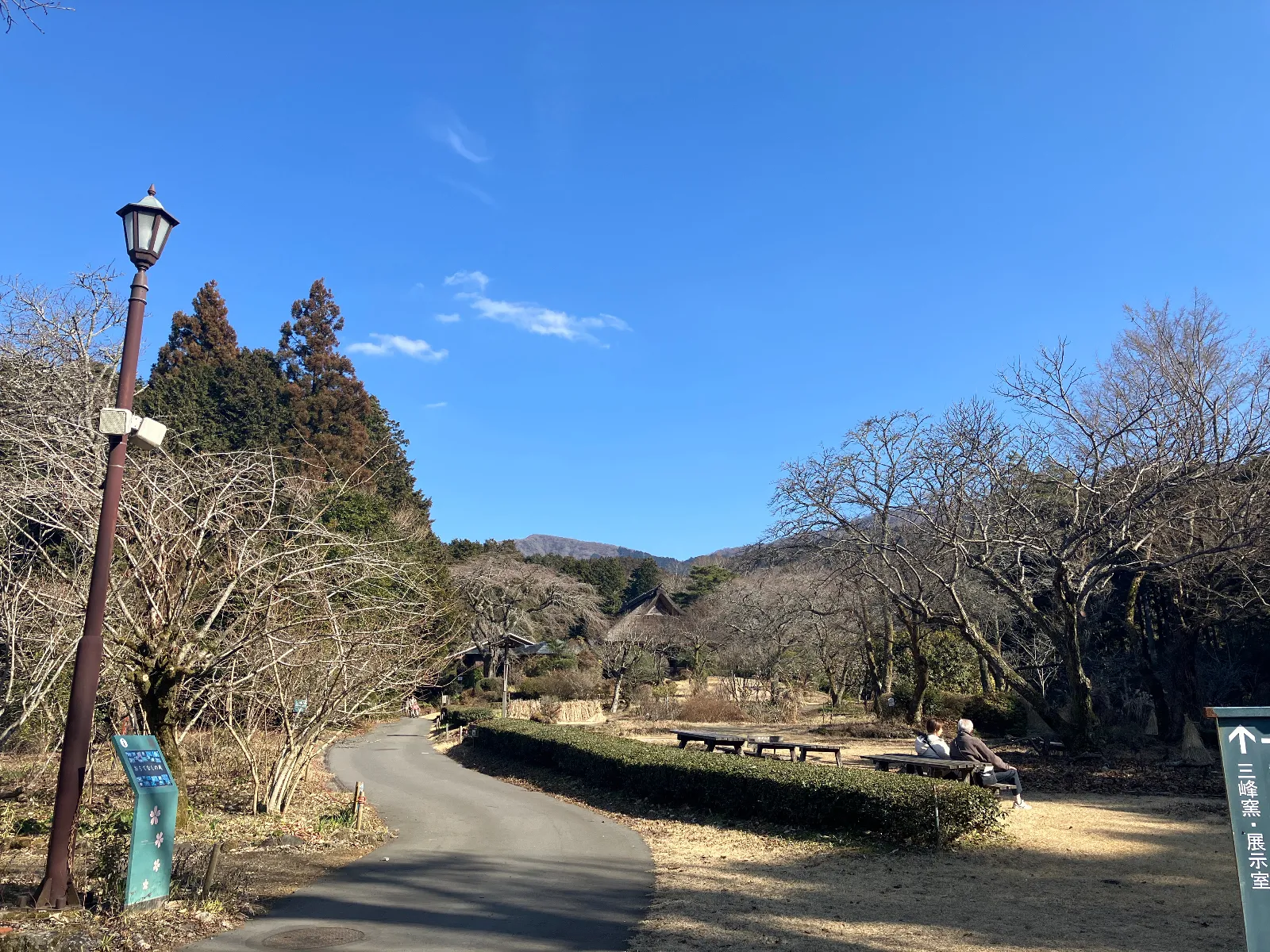 奥に茅葺き屋根の建物が秩父宮の別邸です。
戦争の避難地としても、ここを住まいにしていました。敷地内には防空壕があり、上部に載せる石積みは地元の学生さんが奉仕したそうです。御遺言により御殿場市に御遺贈され、公園として公開されています。

帰りに、また近くの二の岡ハムに立寄りして、
ハムを調達して帰路につきました。
東名高速道路のオープンクルーズ。
最高です。


今日はここまで。
ではまた。