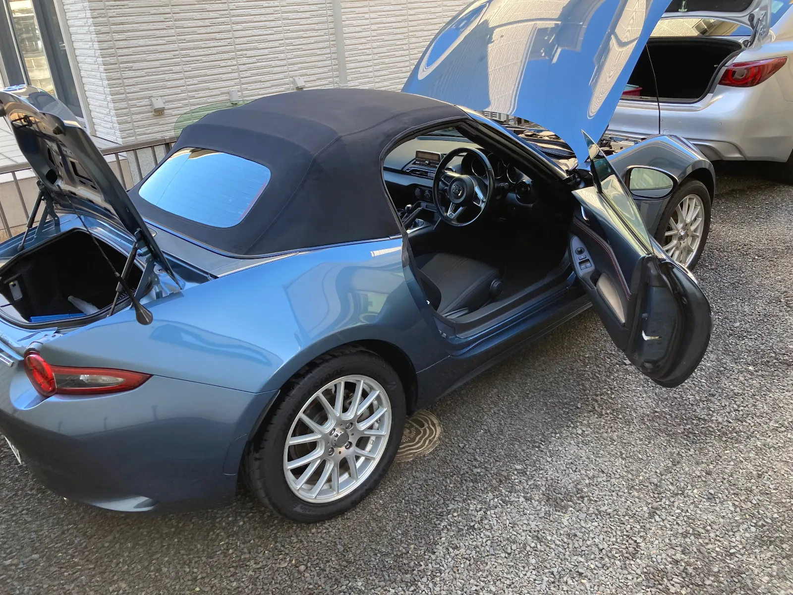 ND、ＲV 37、NBの３台洗車完了。
ガラス撥水処理、タイヤワックス、エンジンルームメンテして、ウォッシャー液を補充。NBの不凍液やや足して終了。カーワックスは雨が少なかったので今回は見送ります。