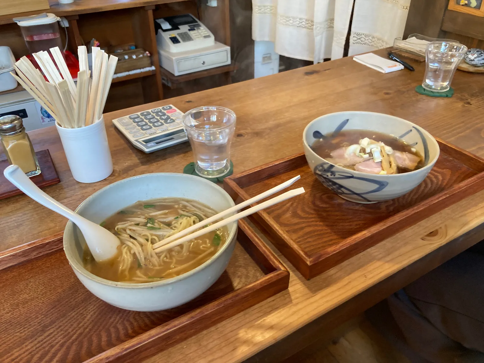 民家の中の中華そば屋さん。さかい。私は味噌ラーメン。妻はチャーシューメン、二人で後から半チャーハンをシェア。すごい美味しいと言うわけではないですが、仕事で近くに単身赴任していたことがあり、家族と食べたことがあるのでよりました。12年ぶりくらいで懐かしい。ご夫妻は健在で営業していました。