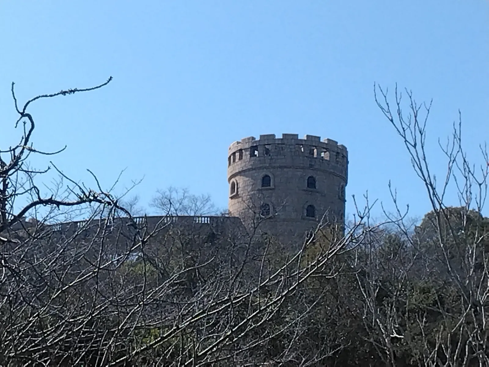MOBILAのポイントスポット巡り中、山頂にヨーロッパ風な建物が出現。
正体は松山総合公園にある展望塔でした。