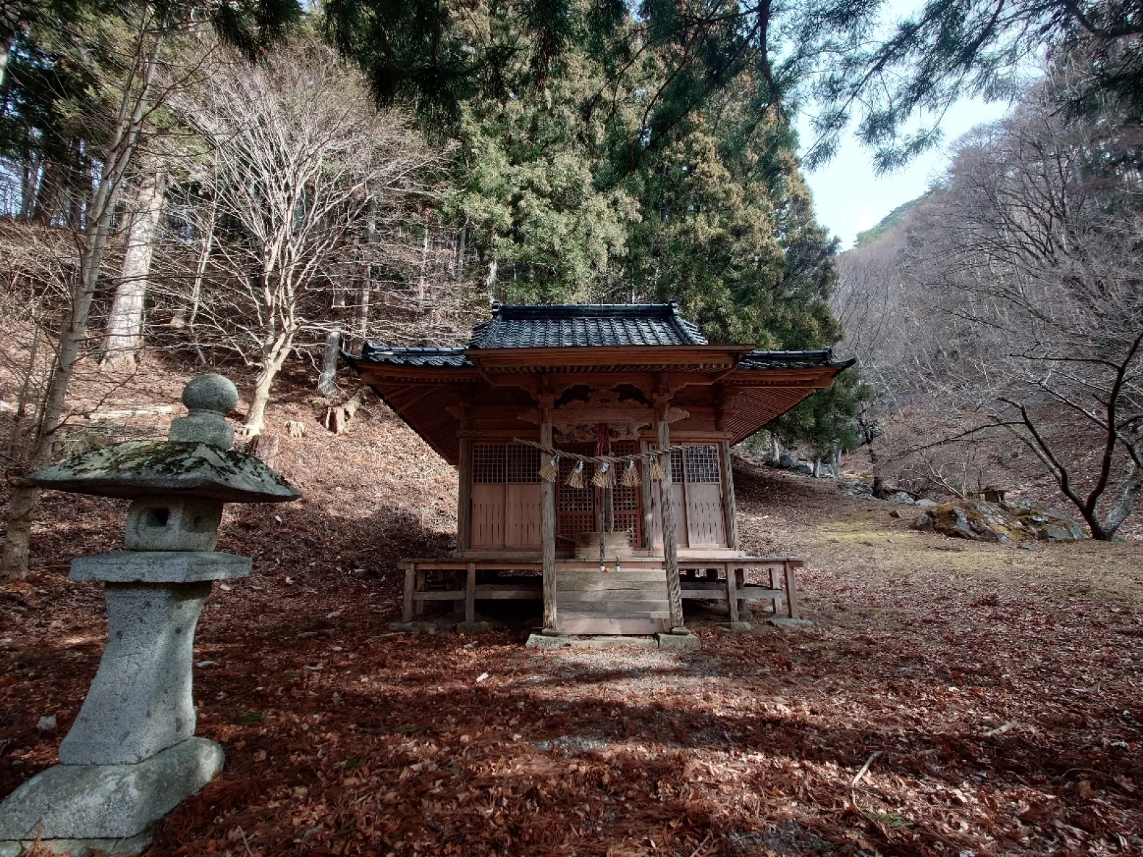 滝山不動尊の拝殿
手水場はある。
隣の小川の上流からポリパイプで水を引いてるみたいだった。