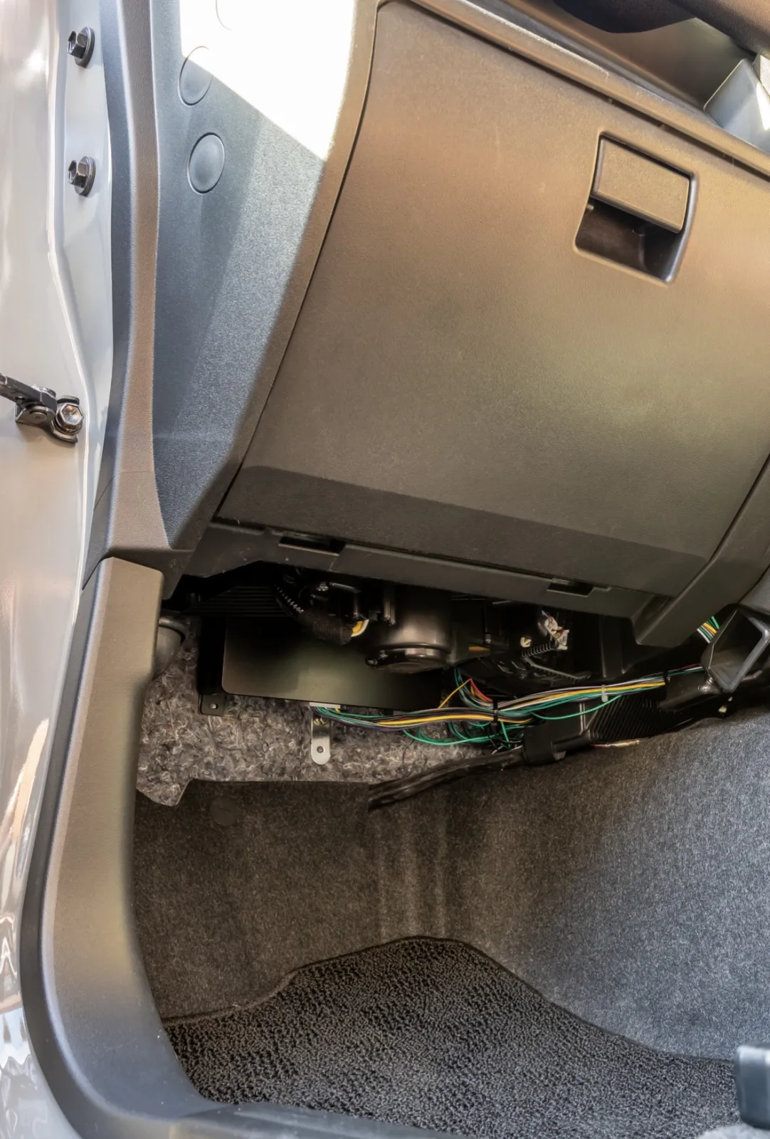 グローブボックス裏へ設置