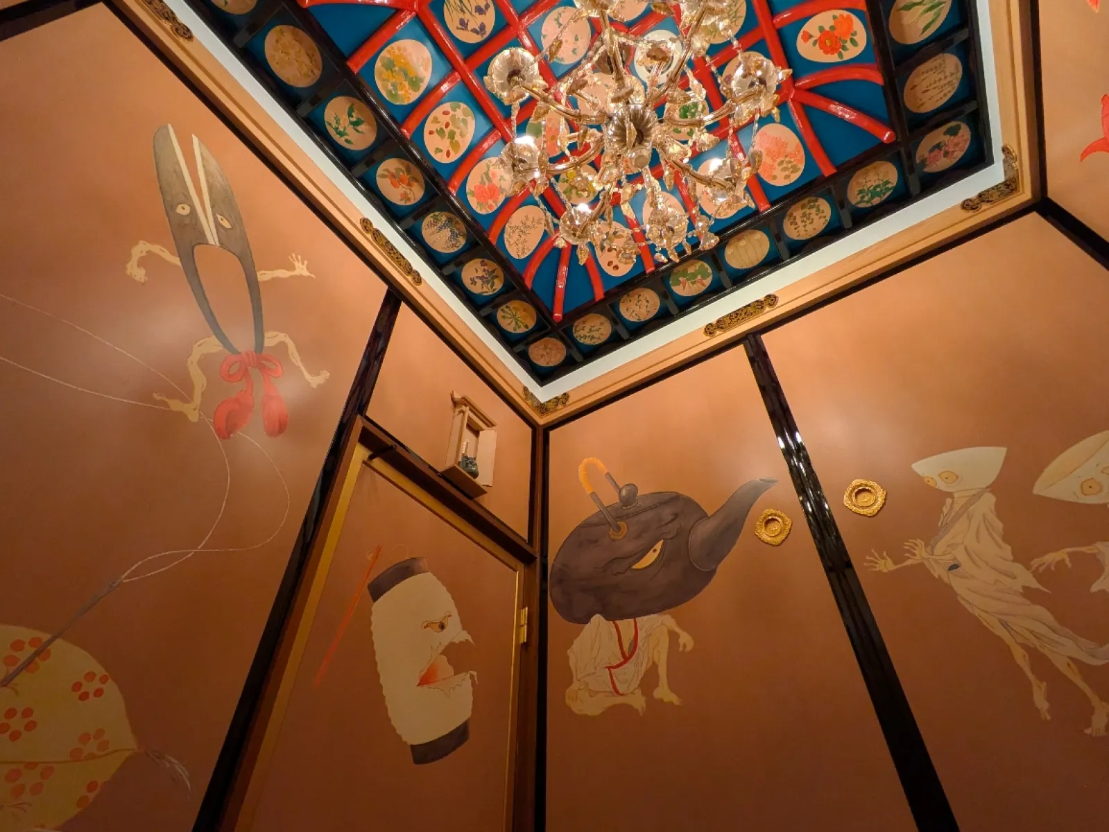 こちらのお部屋 
神社によくある感じの雰囲気の部屋ですが
こちらまさかの