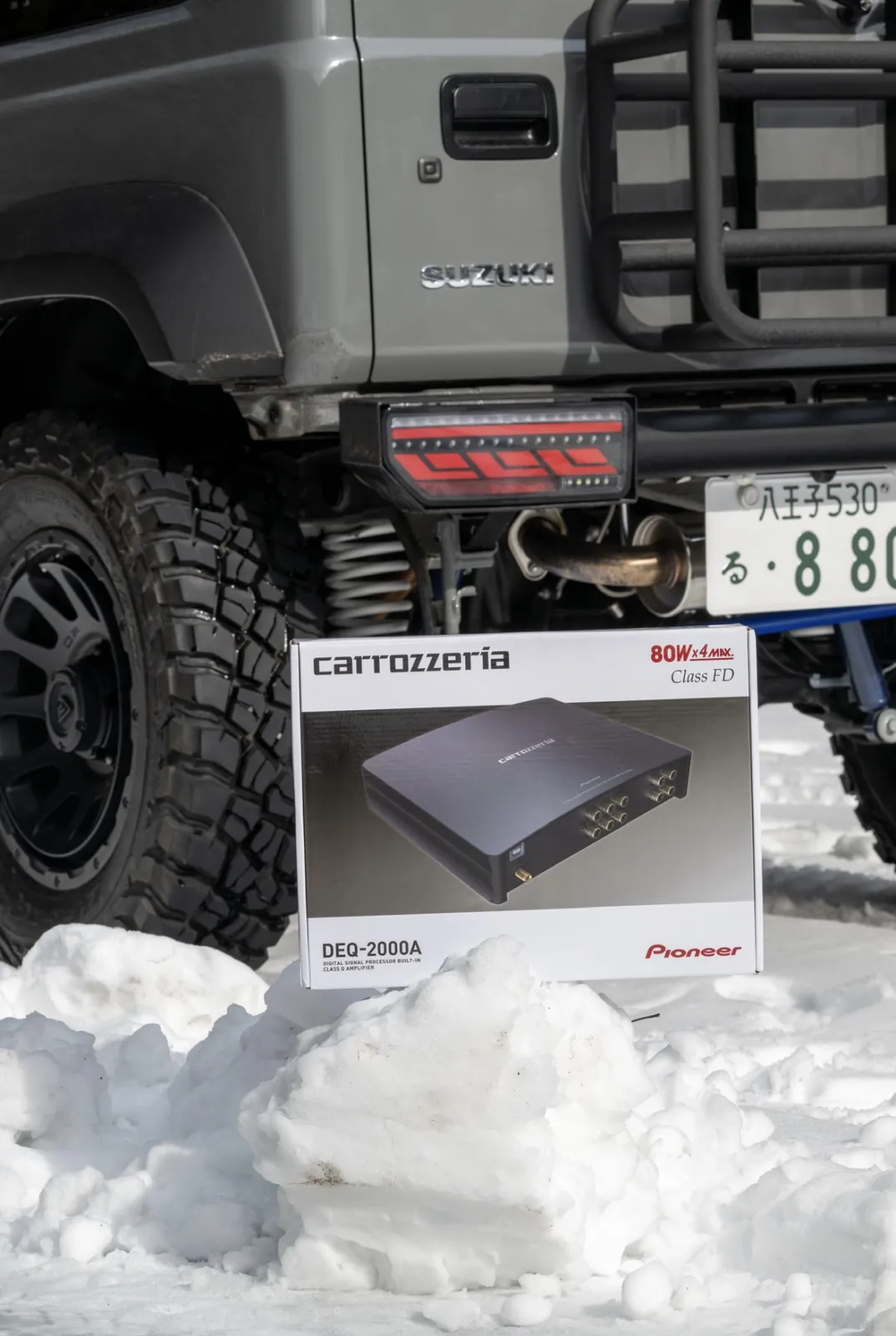 carrozzeria DEQ-2000A
MOBILAモニターキャンペーン2025冬にて当選しました🥰

【商品の印象（デザイン・サイズ感・質感）】☆5
コンパクトで設置場所を選ばないサイズ感が非常に好印象です。質感も高く、狭いジムニー車内でもしっかり収まりました。私はグローブボックス裏に取り付けましたが、スペースを有効活用できました。

【音質の変化（導入前後の違い）】☆5
純正スピーカーのジムニーシエラですが、導入後は音の輪郭がはっきりし、こもり感が大きく軽減。特にボーカルがクリアになり、楽曲全体が聴き取りやすくなりました。

【音の明瞭さ・解像感】☆5
細かな楽器音までしっかり表現されるようになり、これまで埋もれていた音のディテールも感じられるように。解像感の向上をはっきり体感できました。

【低音／中音／高音のバランス】☆4
全体のバランスが良く、特に中音域の厚みが増した印象です。低音は締まりが出て、高音も刺さりすぎず、長時間でも聴きやすいチューニングに仕上がりました。

【音場・定位感】☆5
音の広がりが自然になり、左右の定位も明確に。運転席でもステージ感を感じられ、音楽への没入感が大きく向上しました。

【調整機能の充実度】☆5
イコライザーやタイムアライメントなど細かな設定が可能で、自分好みの音へしっかり作り込める点が魅力です。

【調整のしやすさ】☆4
スマートフォンアプリで直感的に操作でき、専門知識がなくても比較的スムーズにセッティングできました。

【取付けやすさ】☆4
配線は比較的シンプルで、説明書も分かりやすくスムーズに装着できました。ただし配線作業に慣れていない方は、無理せずお近くのオートバックスなど専門店へ相談するのがおすすめです😊