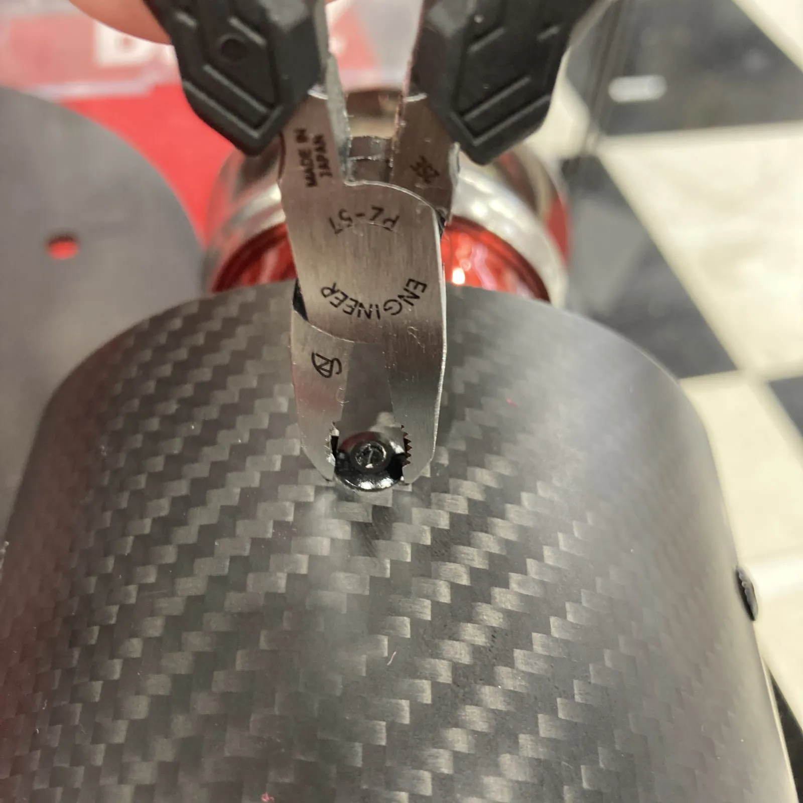 DIYでも整備でも、一本持ってるだけで作業のストレスが激減。
“いざ”という時に助けてくれる頼れる相棒です。

#ネジザウルス #ENGINEER #DIY工具 #ネジ救出工具 #クラフトメイク