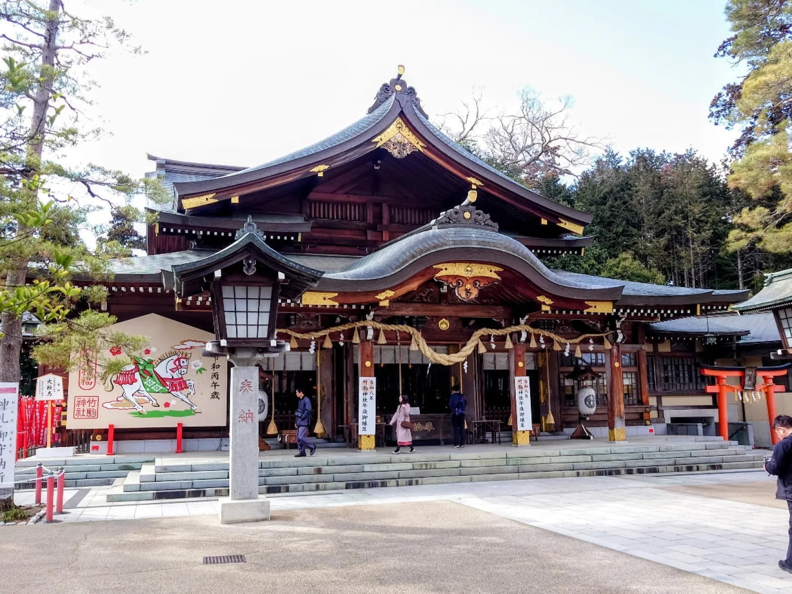 山門の先の拝殿でお参りします。
日本が平和で有りますように・・・
（一人一）南無南無