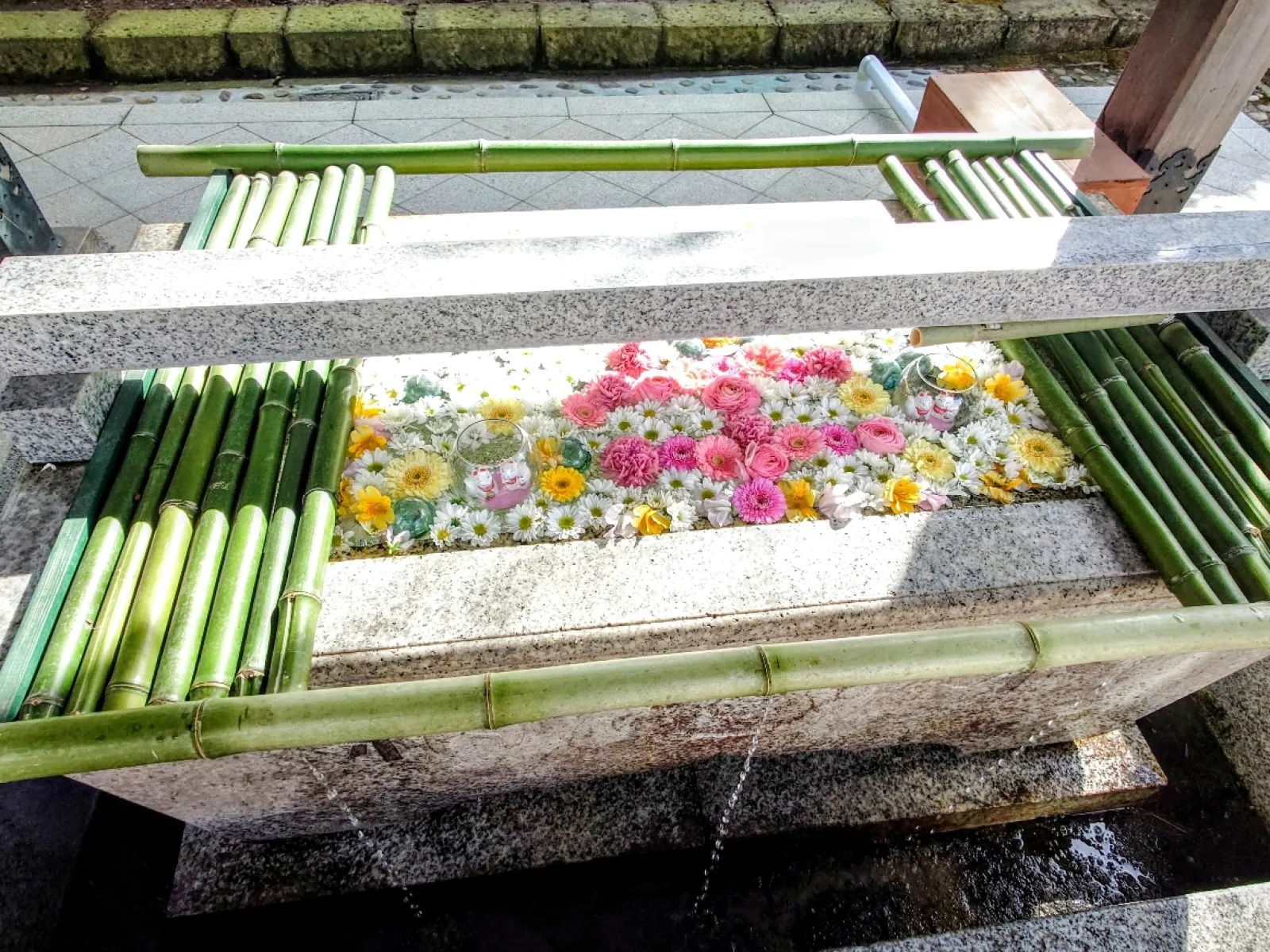 山門手前の手水場がド派手に成って居ました。