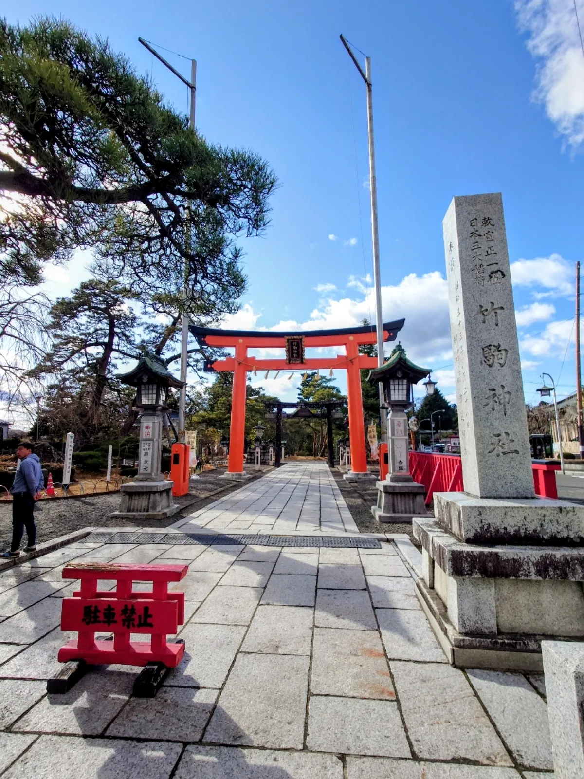 神社の専用駐車場に車を停めて表の参道の鳥居前に行きます。
駐車場からなら参道脇から直接山門までショートカット出来るのですが、今日は参道入り口の鳥居から入ります。