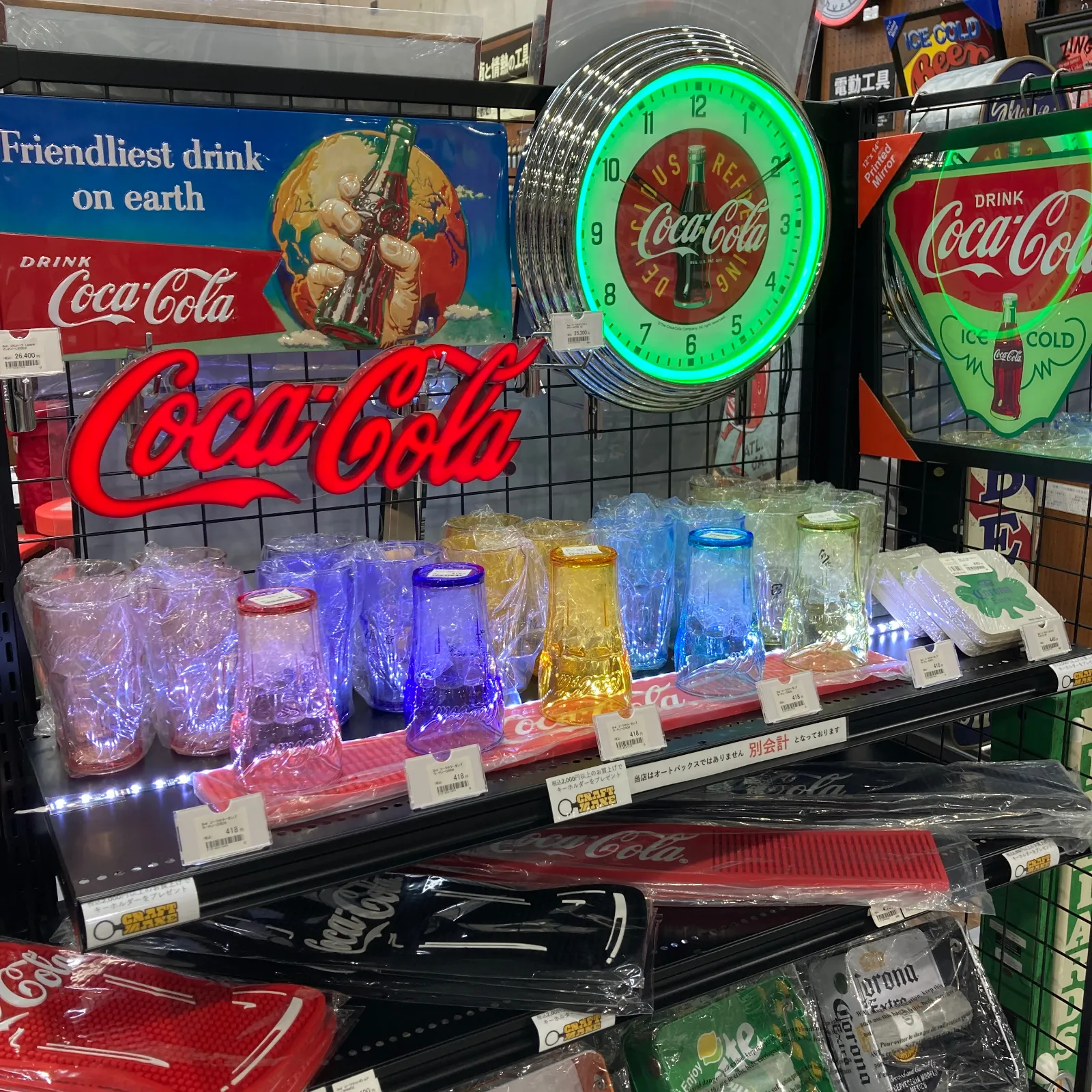 ビンテージ風のサインプレート、ネオンクロック、
ガレージに映えるメタルバケツ、ルート66アイテムまで勢揃い。