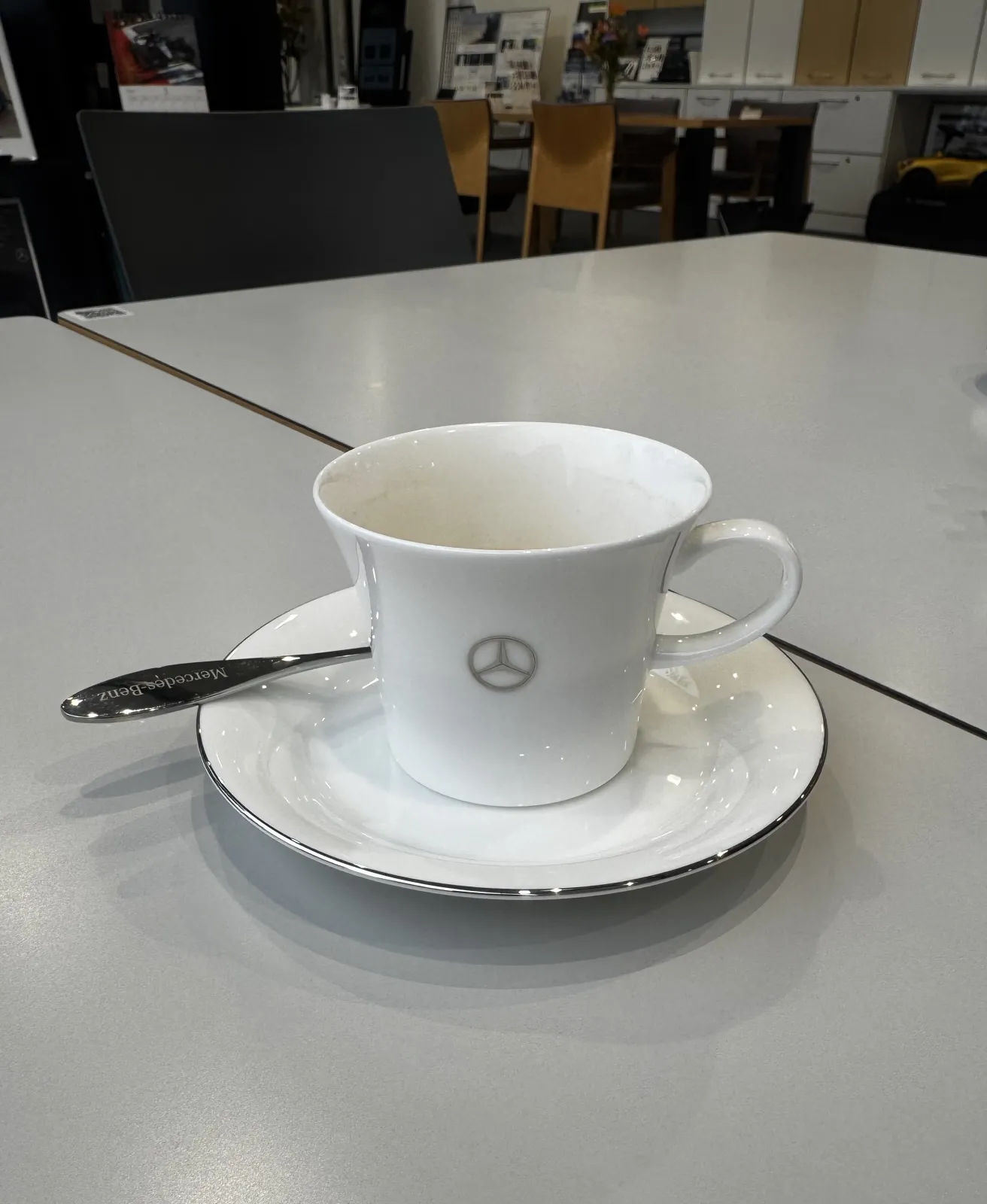 各種手続きを終えてひと息☕
出していただいたコーヒーも しっかりベンツマーク入り。
細部までブランド感、さすがです✨

そして無事、MYガレージに到着🚗

希望ナンバーは抽選に敗れましたが…
この存在感、気分はもう No.1（ということにしておきます笑）

前のタントは「ガレージの住人」くらいでしたが、今回は ガレージの主（ぬし）レベル。

結果…
🚲自転車2台 → 外の駐輪場へお引越し

ガレージの勢力図、完全に塗り替えられました。
これからよろしく相棒✨