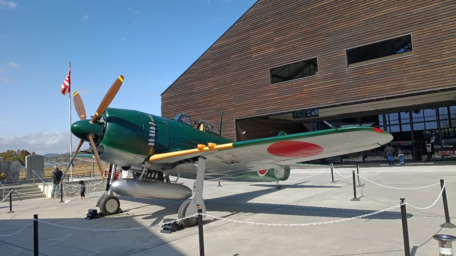 本日は紫電改実物大模型の屋外展示…
夜間のライトアップもあったそうですが、寒さに負けて断念…
https://mixi.social/@MaCH_3/posts/44e3c040-28db-49ce-b914-63cc5e6617d0