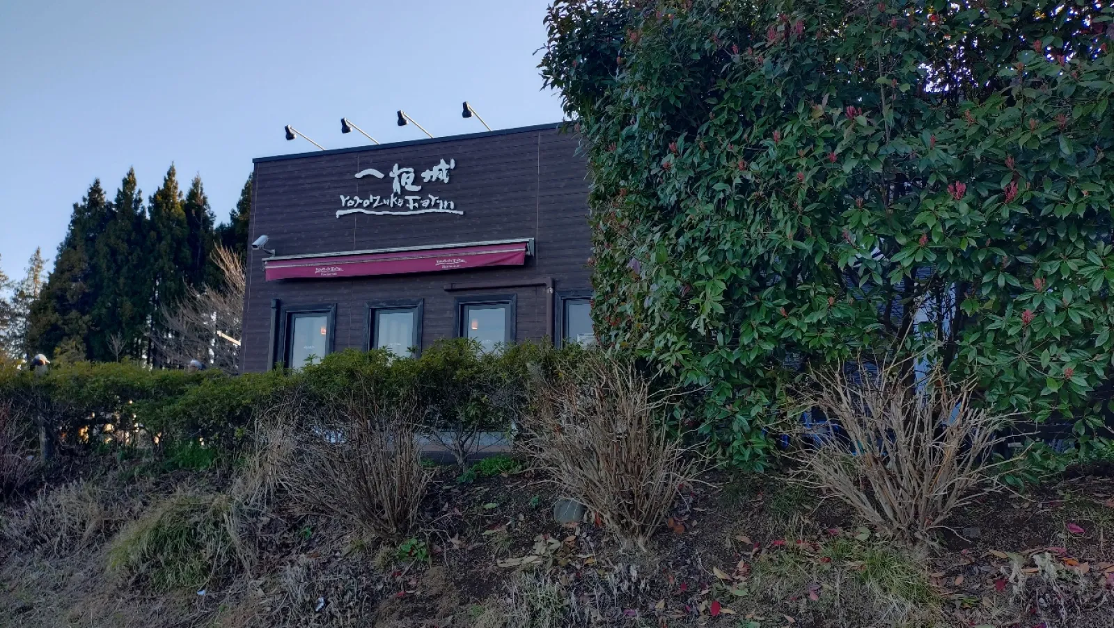 駐車場にヨロイヅカのショップが＼(^o^)／
おかげで混んでます。下って来る観光バスとすれ違いました。こんな狭い道なのに(@_@)