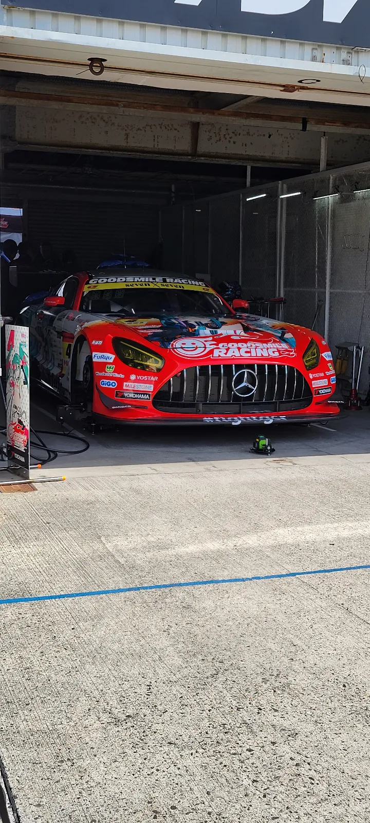 みんなサイン欲しいんですね～。

早めに並んでおけば特定の方以外はゲットできます。