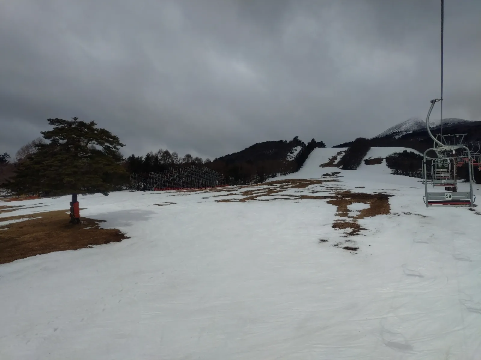 中央下の方は積雪少なめ、一部地面見えてます！