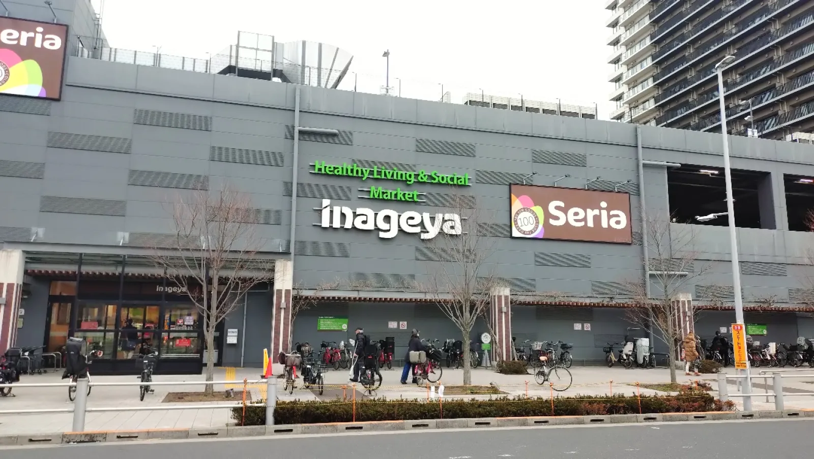 いなげや前辺り。
地図では東京理科大学の北が公園ですが、ポイントは大学南の広場です。