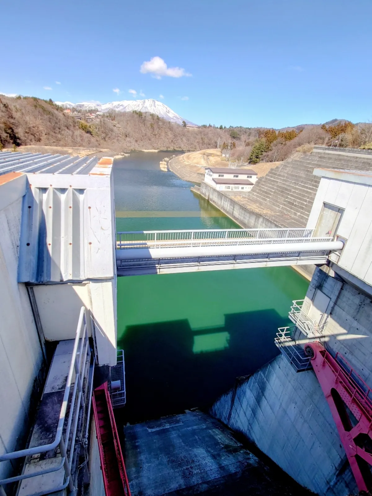 結構高くてスマホを落とさないかドキドキします。