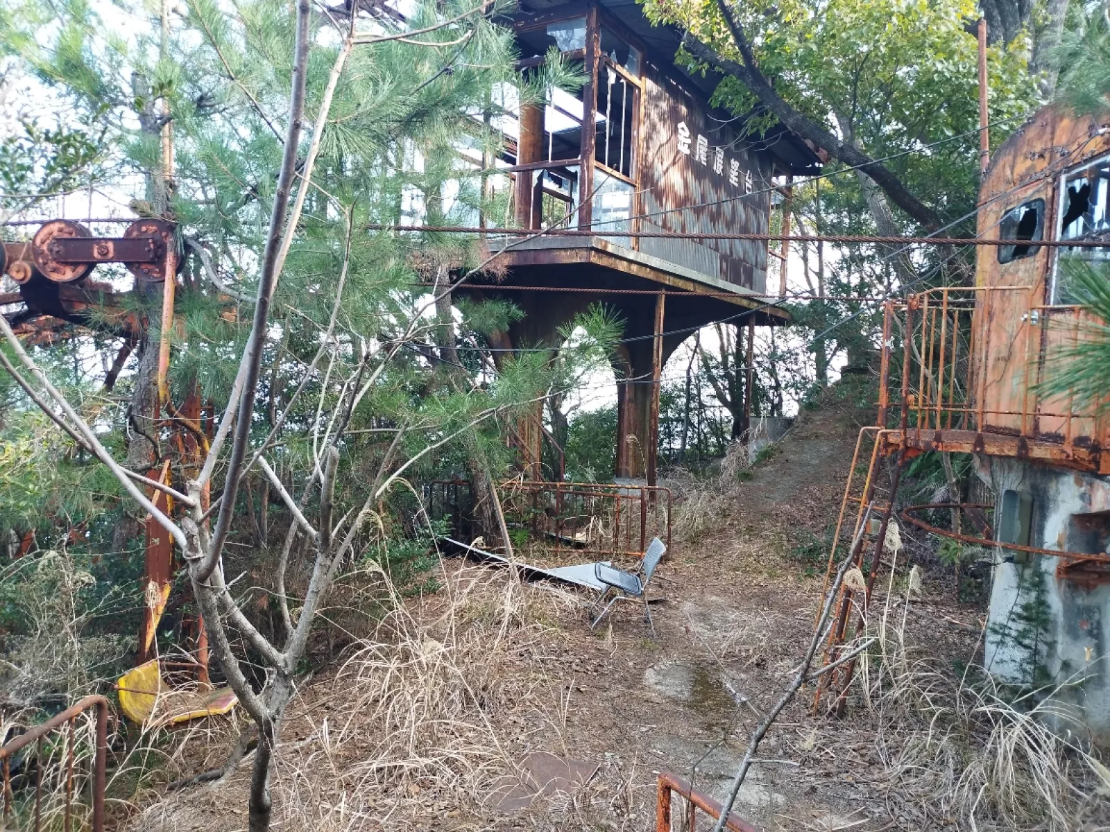 展望台側のリフト乗り場。建物やケーブル、支柱にリフトも残っているがいつから稼働していないのやら。