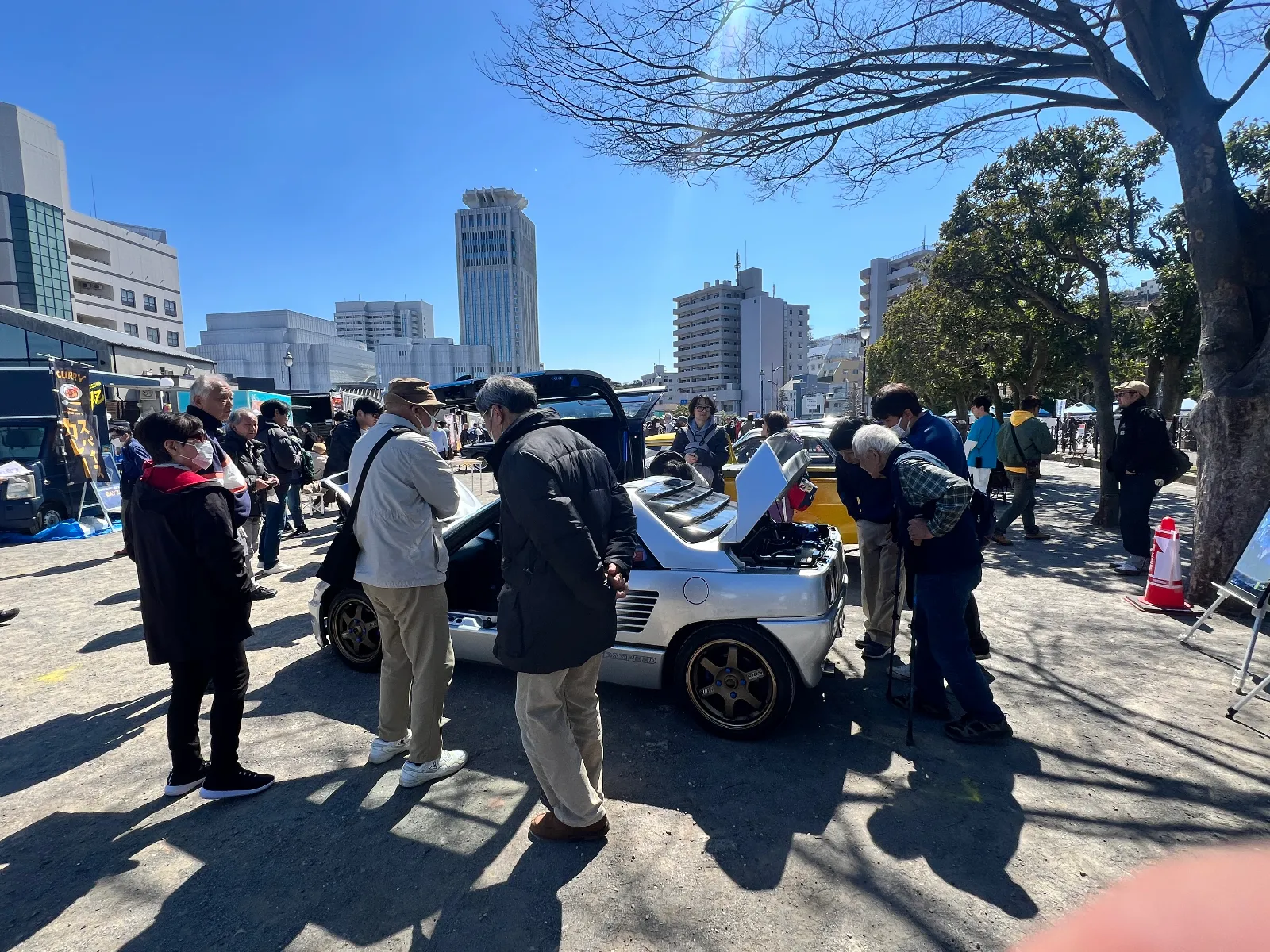 快晴の空の下展示された我が愛車AZ-1 MAZDASPEED Verは開演するなり、来場者様達で常時人だかりの山です。