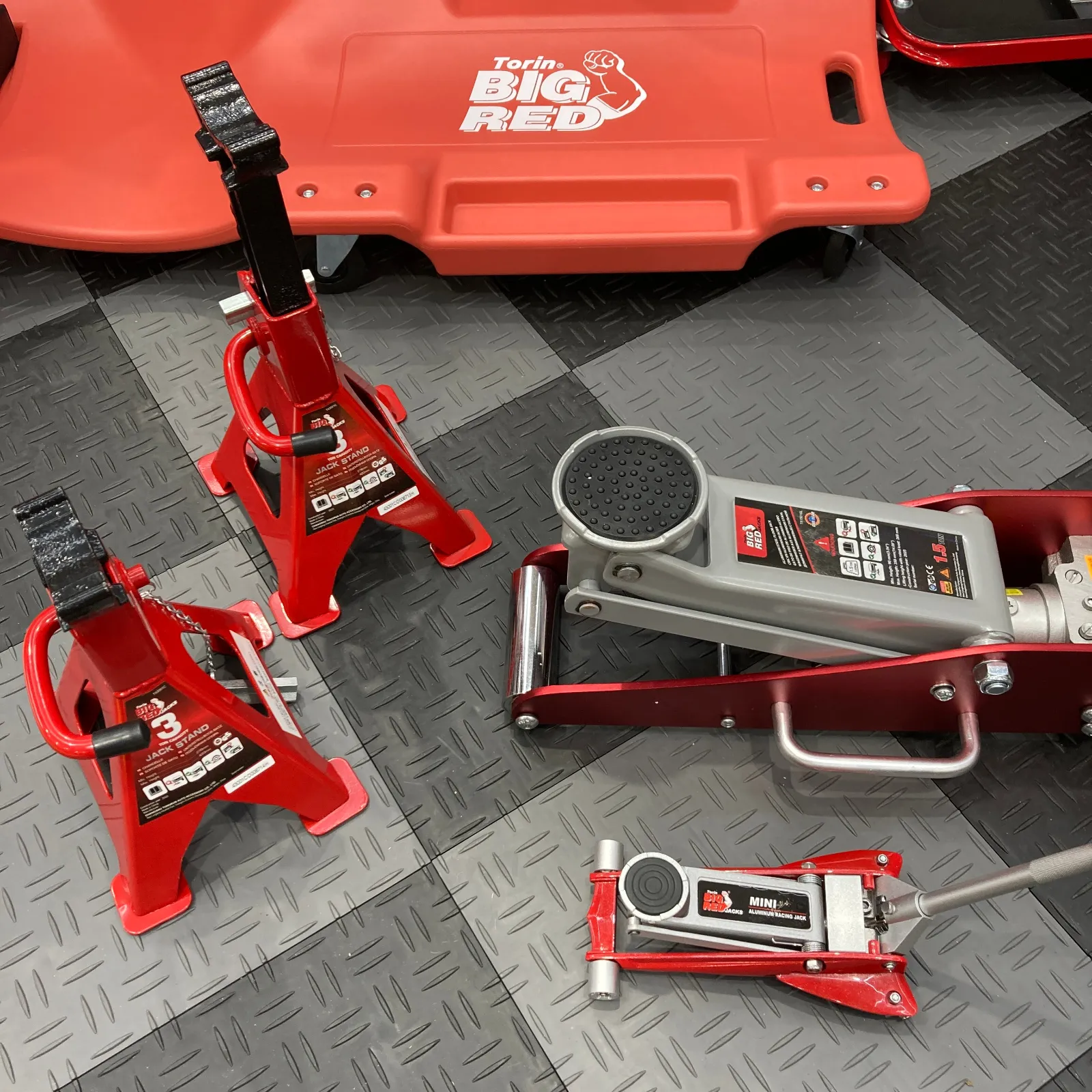 工具好きのあなたなら、
本気のBIGRED × 遊び心あるMINIジャッキ
この組み合わせは間違いなくテンション上がります。