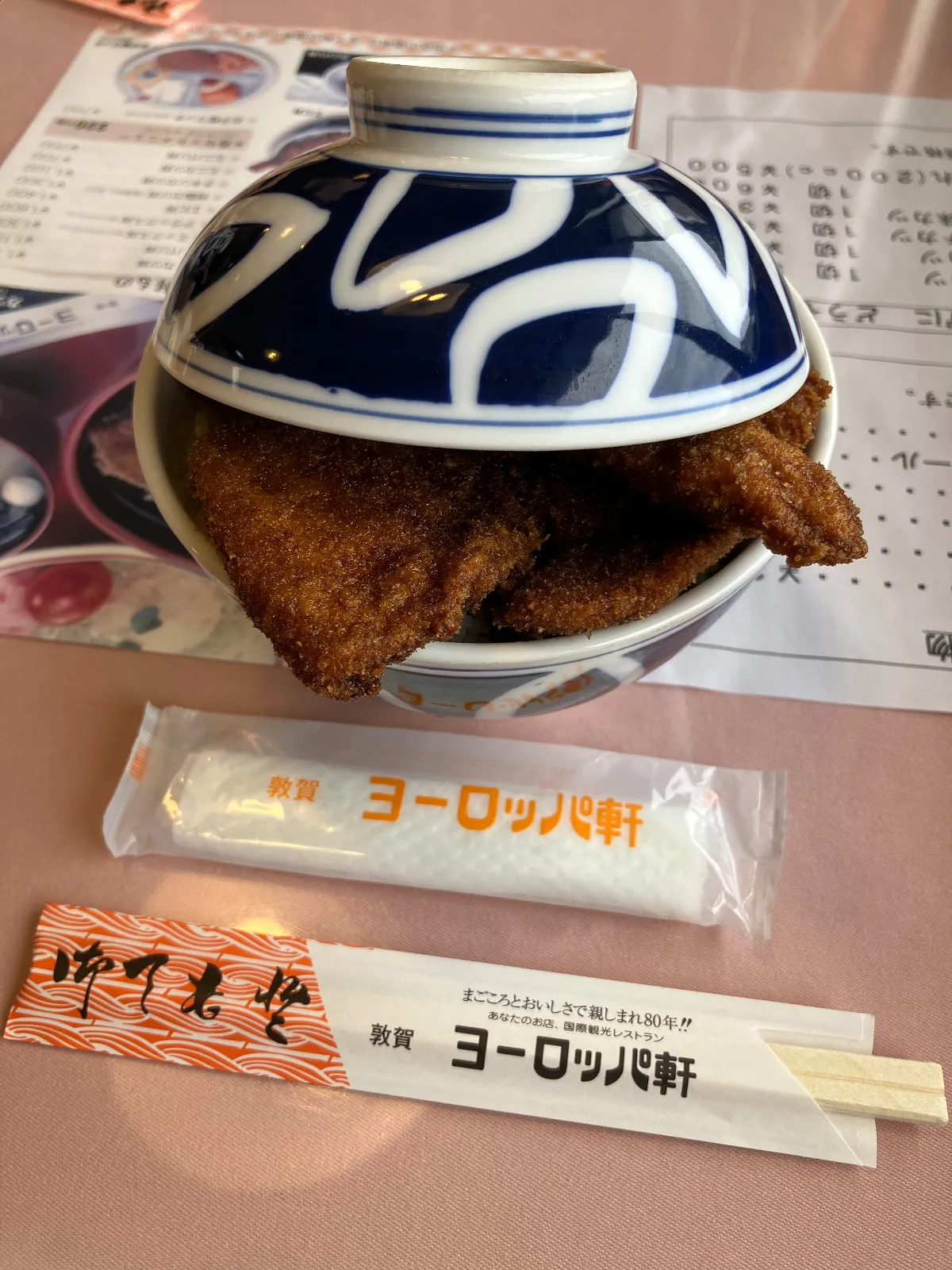 器からはみ出ていますが、普通の並もりミックス丼。　ソースカツ、メンチカツ、チキンカツが入っています。　ヨーロッパ軒さんでは、メンチカツをパリ丼と名前がついています。ＨＰ参照