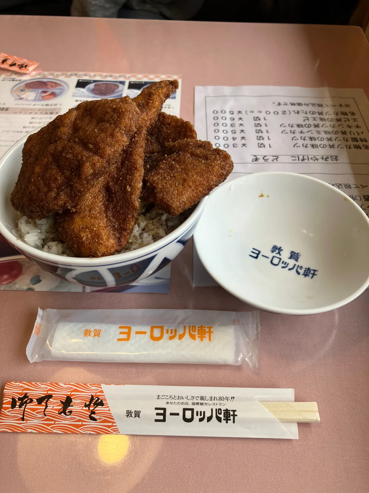 福井県のソースカツ丼の人気店に行ってきました。　ソースカツ丼は長野や群馬方面にもご当地ソースカツ丼があるそうなので、食べ比べてみたいですね。　長野、駒ヶ根かな、ソースカツ丼は遠い昔にいただいた事あります。