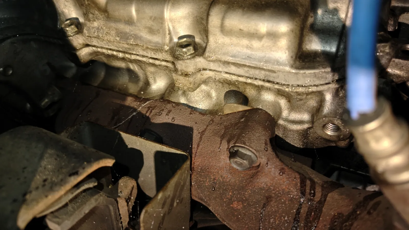 説明書には2度塗りと記載してましたが中途半端似余るので3度塗り終了です。

やる時は手袋をした方が良いです。
手に付いたのが中々取れず、めくれる時は皆さん経験があるかと思いますが日焼けがめくれる感じで薄い皮膚がめくれる感じです。
これが小さな穴に入り込んで止めるのか〜と納得しました。