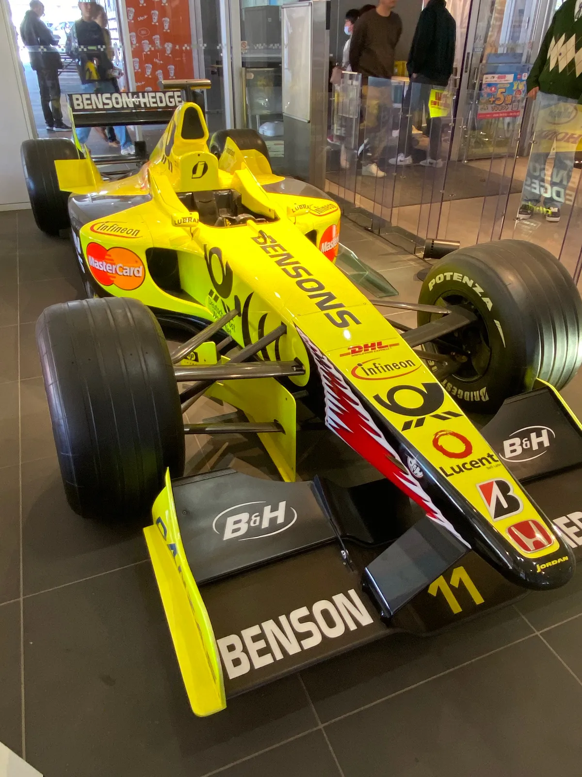 昔のF1
新名神の鈴鹿PAに展示していました♪