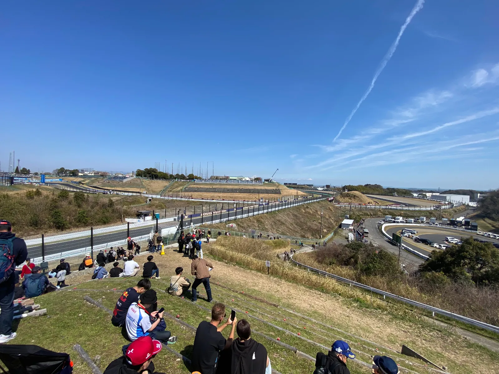今年もF1に来ちゃいました！
デグナー、ヘアピン、130Rが見える神席
指定席取れなかったので、今年は自由席観戦します！
良いお天気でよかったです