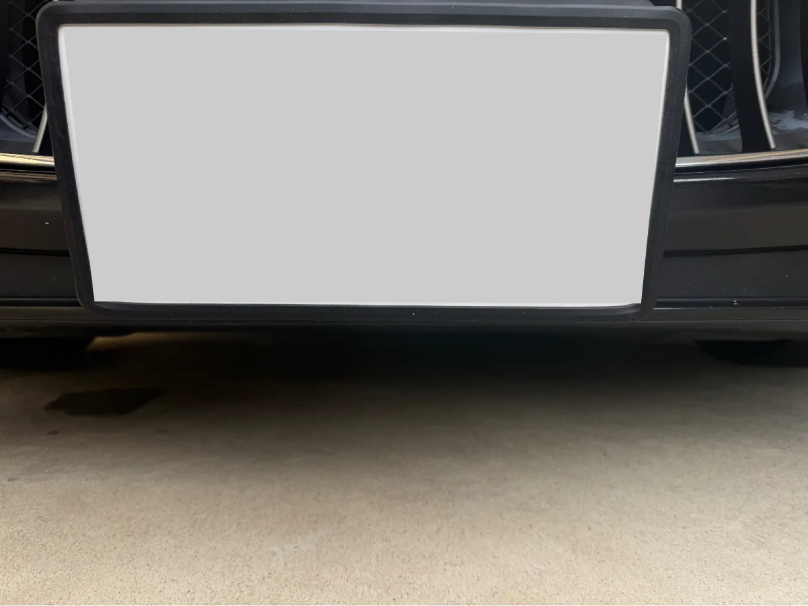 するとこんな感じで、ボディ下にナンバーが飛び出さなくなりました。