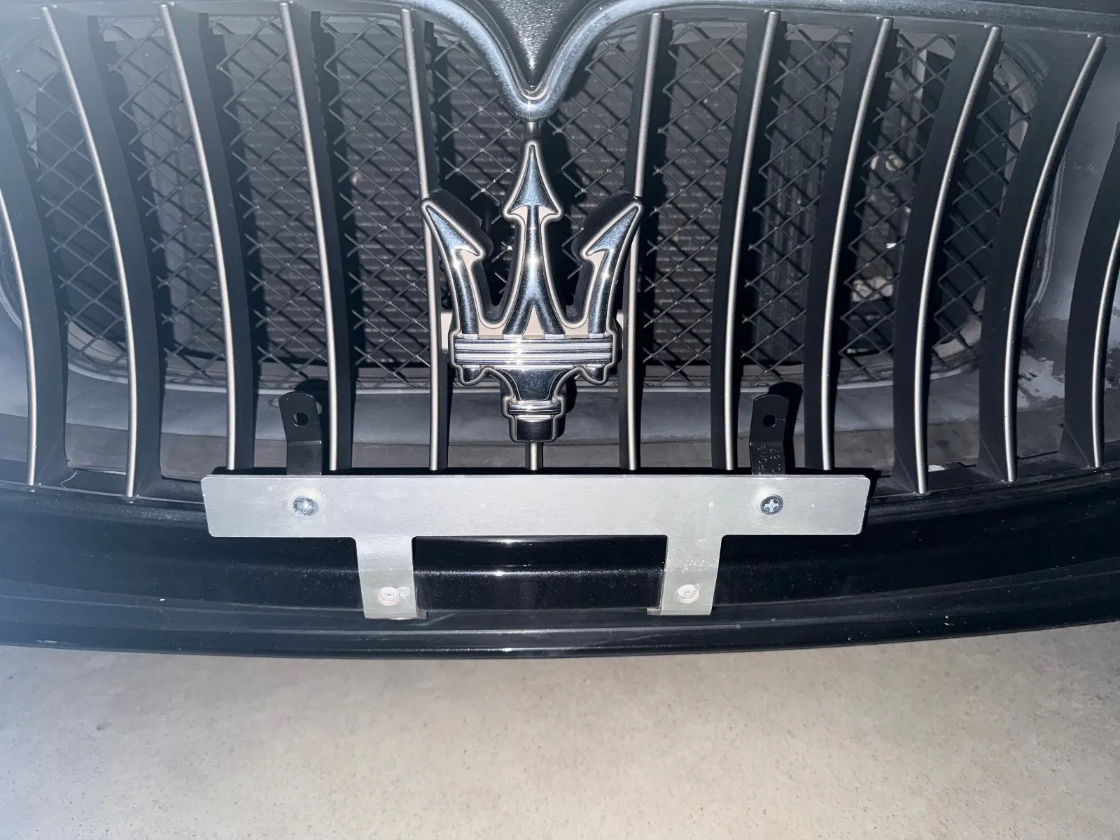 Z型金具取り付け。
金具は奥に引っ込むような形で取り付けます。
手前に出っ張るような形で取り付けると、ナンバーステーが前に飛び出しすぎてしまいます。