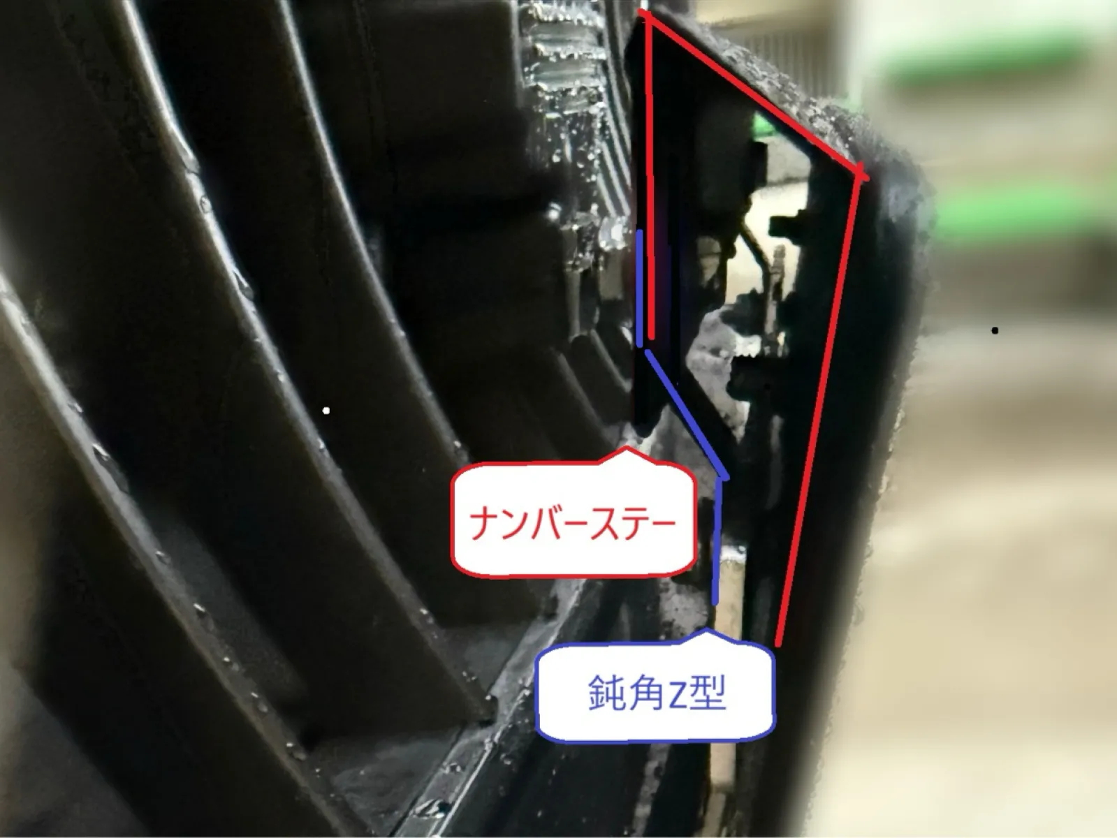 横から見たらこんな感じです。
結構ギリギリのクリアランスなので、これ以上角度のあるステーはつけられないと思います。