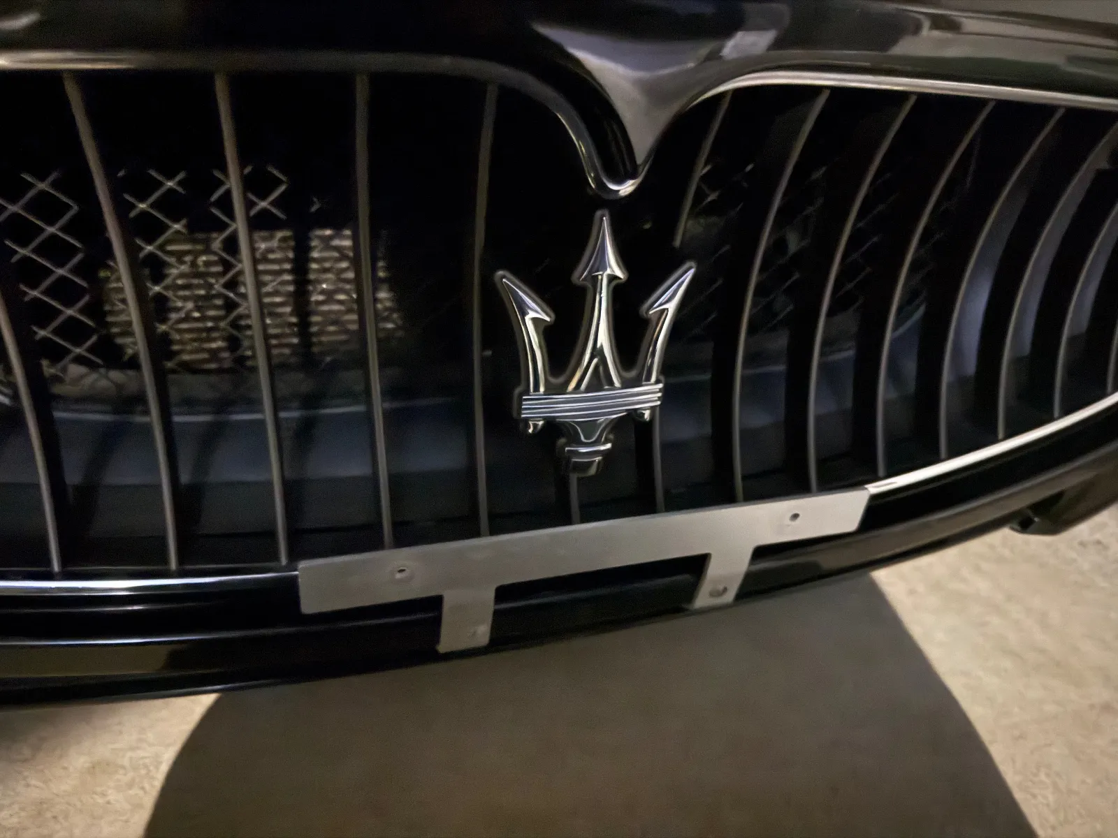 まず、ナンバー取り外し。
前ナンバーはプラスネジですぐ取れます。