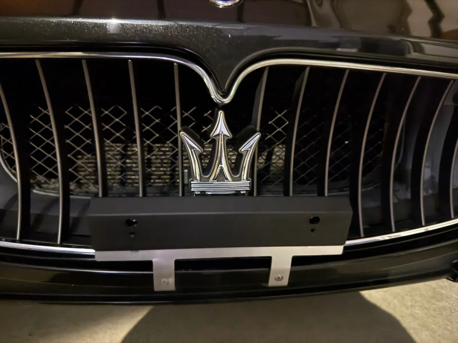 ナンバーステー取り付け。
先にZ型金具にボルトを緩く取り付けた状態で取り付けます。
このナンバーステーは取り付け方が独特なので、説明書読んでください。