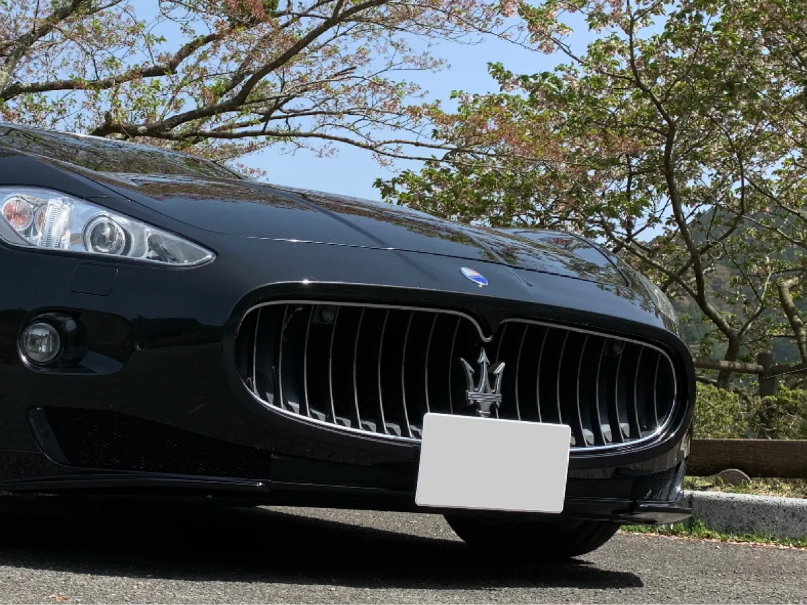 画像ではよく分からないですが、ナンバーが車体下部に飛び出していて、よく擦ったり曲がったりするグラントゥーリズモ。
市販のステーなど使って、ナンバー位置を上げ車体下部に飛び出さないようにしました。