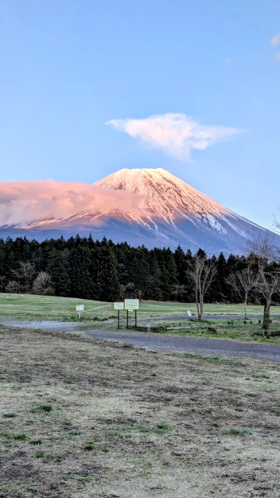夕焼けで赤い富士山