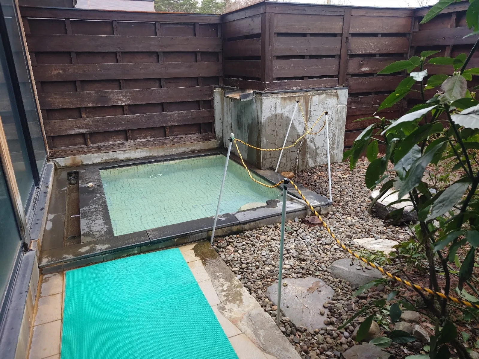 露天風呂は小さいです。
2.5m✕2.5mぐらいでした。
小さな中庭にあるので眺めはありません。