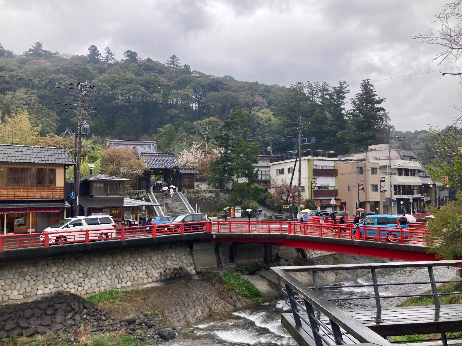 本道なら、宿泊して満喫したいところですが、
今日は残念ながら日帰りコース。
海外の方が、日本の温泉文化にで癒されて、好きになるのは間違いないですね。半分くらいは海外の方たちに見えました。