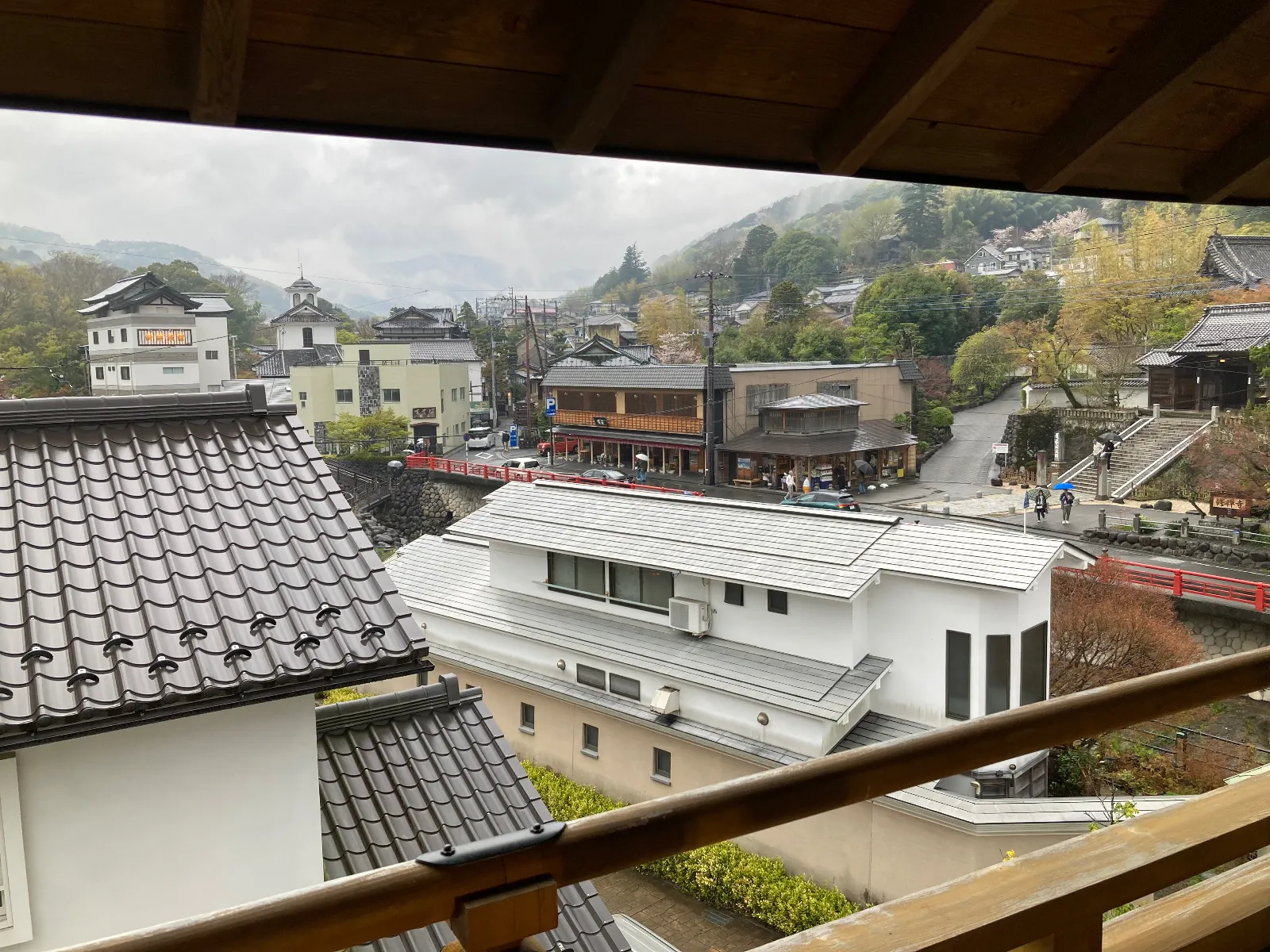 横の物見櫓に登って、雨の風情の修善寺の風情を景色に、親孝行な息子の為に、弘法大師が杖を突いて湧き出たという、独狐の湯の伝説が修善寺温泉の逸話であることを思い出しました。
今は独鈷の湯は足湯も出来なくなっていますが、私はまだ入浴出来た時期に入った事があります。
見られることは全然気にしていませんでした。いい時代だったのかもしれません。