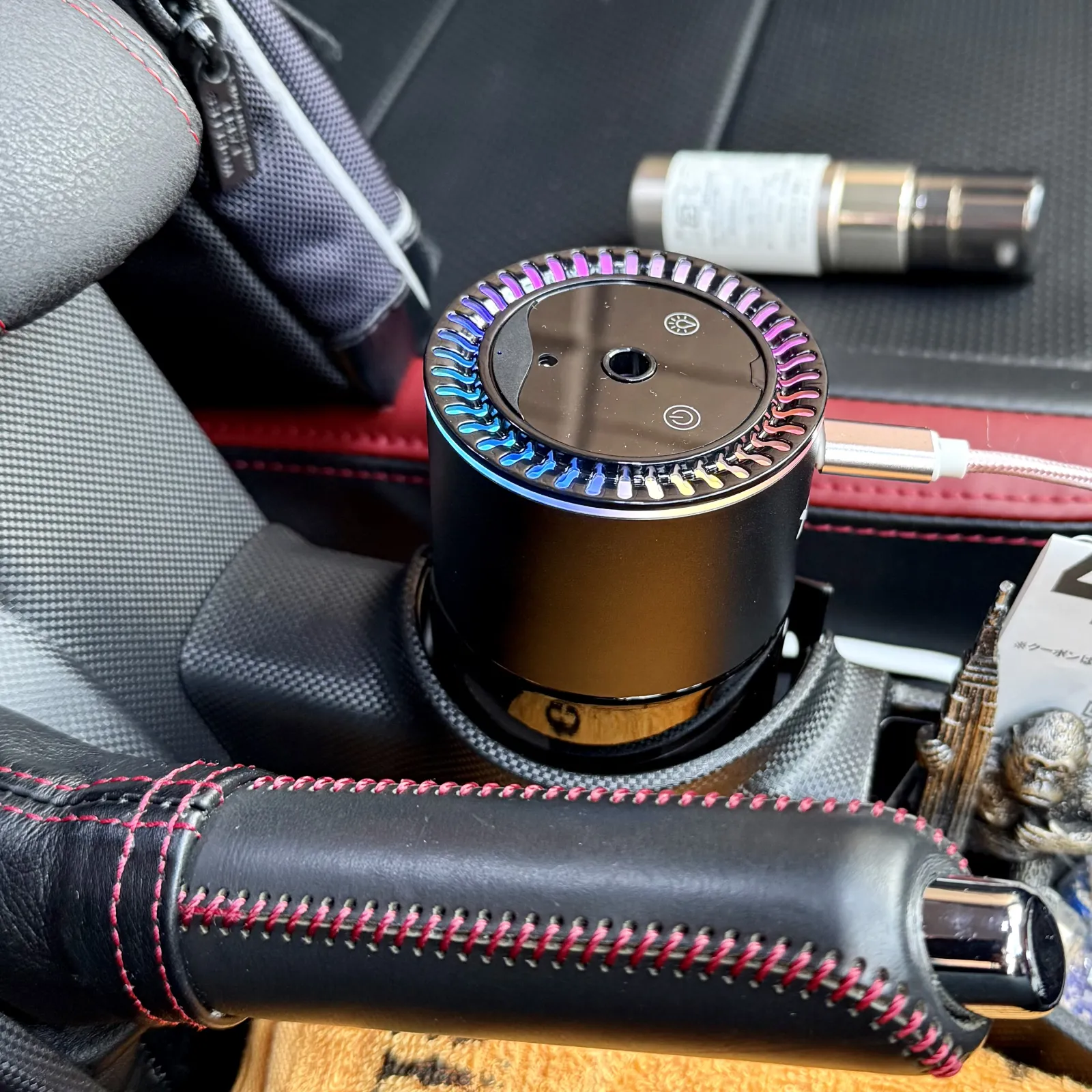 ※引用

2026新登場・180mL で 16 ヶ月持続】FLIRVA 車 アロマディフューザー 超音波霧化 静音 穴詰まりなし 粒子細かく 液溜まり防止【 8色雰囲気ライト 持続モード特許 自動ON/OFF 内蔵バッテリー コードレス アルミ合金】ホワイトムスクの香り フランス産天然香料 F26 Plus 車 芳香剤 車 消臭