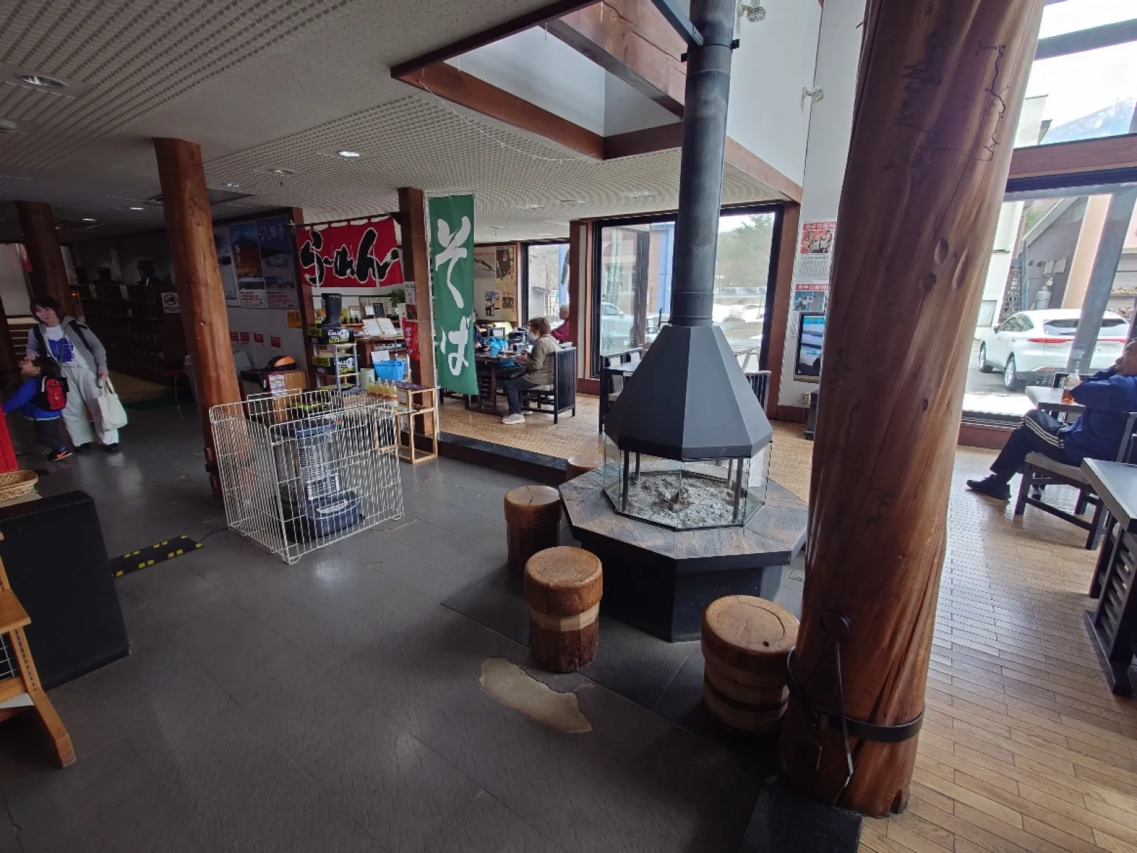 施設内にはレストランが有ります。
薪ストーブが焚かれていました。