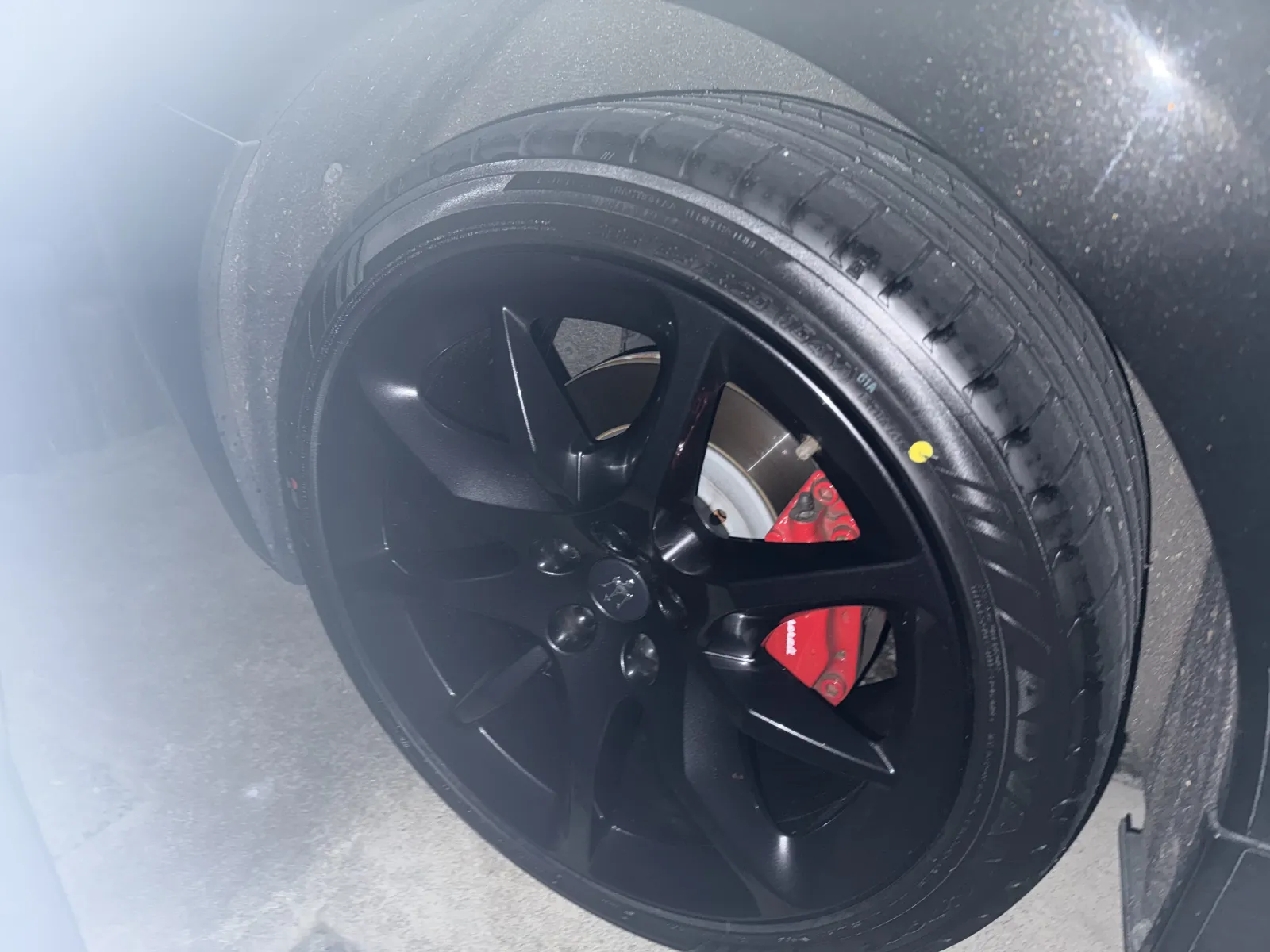 新品タイヤ4本、引き続きADVAN sport 履きました。
2年くらいでリアタイヤのスリップサイン出たので、少し減りが早い？
400馬力を後輪で受け止めているので、こんなものですかね？
普段使いしてるので、使用頻度も高いですし…