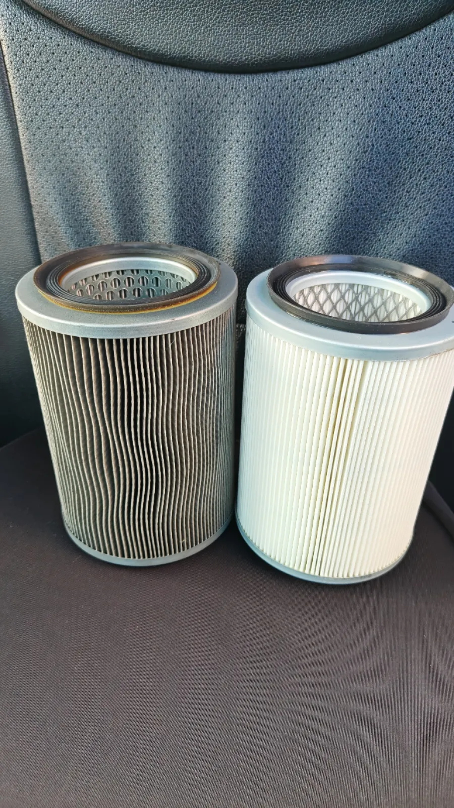 左が古いので右が新品。
こんなに汚れてました。
購入して6万キロ交換忘れてますした。