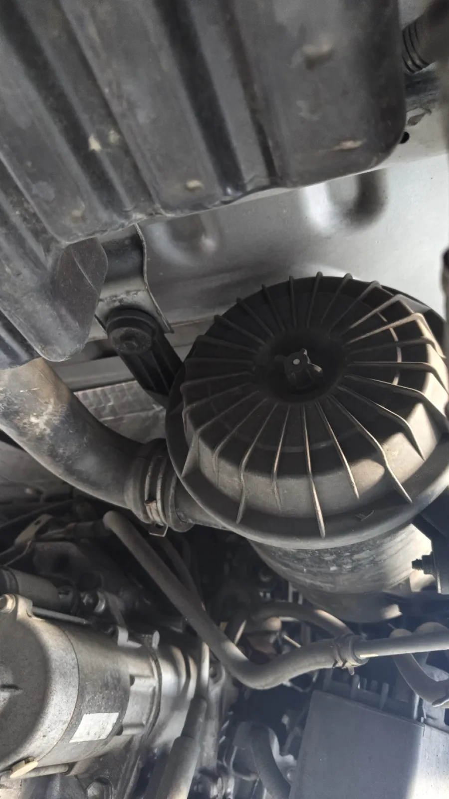 下を覗いてすぐにわかりました。
真ん中のネジを手で回すだけ。