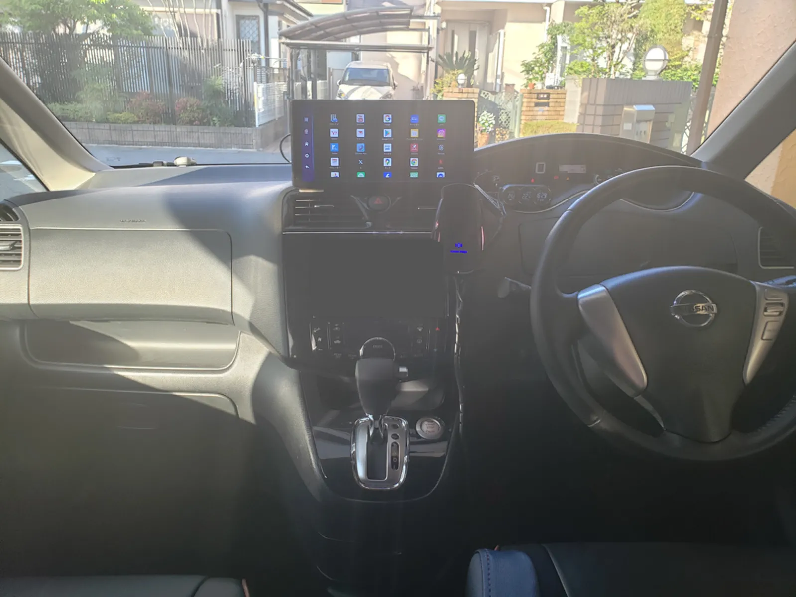 くるまについてるナビが古くて、軌道外を示すので、買い替えには高いから、ディスプレイオーディオを増設、スマホのWiFiを介してナビ表示します。