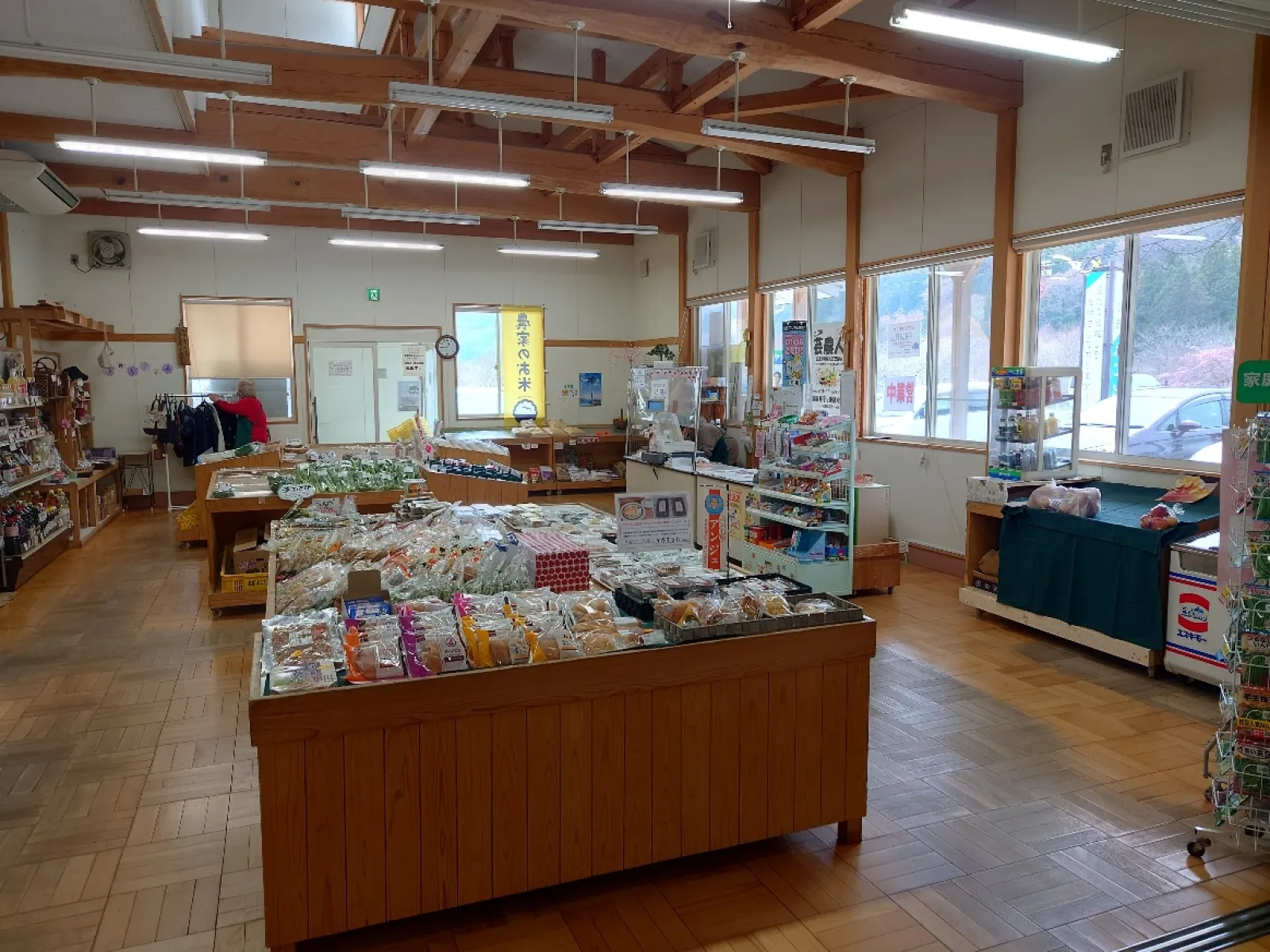 施設内は産直市場とレストランがありました。
メダカなんかも売ってます。