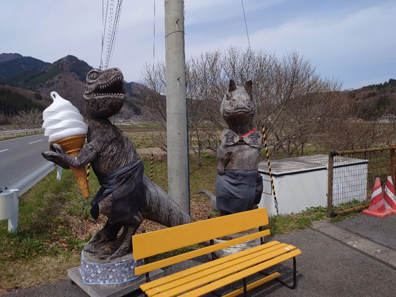 なんか恐竜がソフトクリーム抱えてたんだが・・・